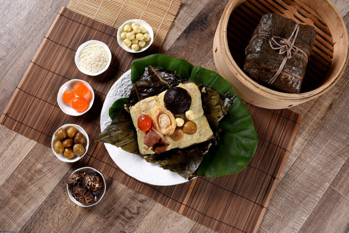 台北圓山大飯店13日預告端午節將推出4種口味粽子，其中「金牌裹蒸粽」內餡有五花肉、鮑魚、鹹蛋黃、花菇、干貝、櫻桃鴨、栗子、黑松露醬，單顆重逾1斤。（台北圓山大飯店提供）