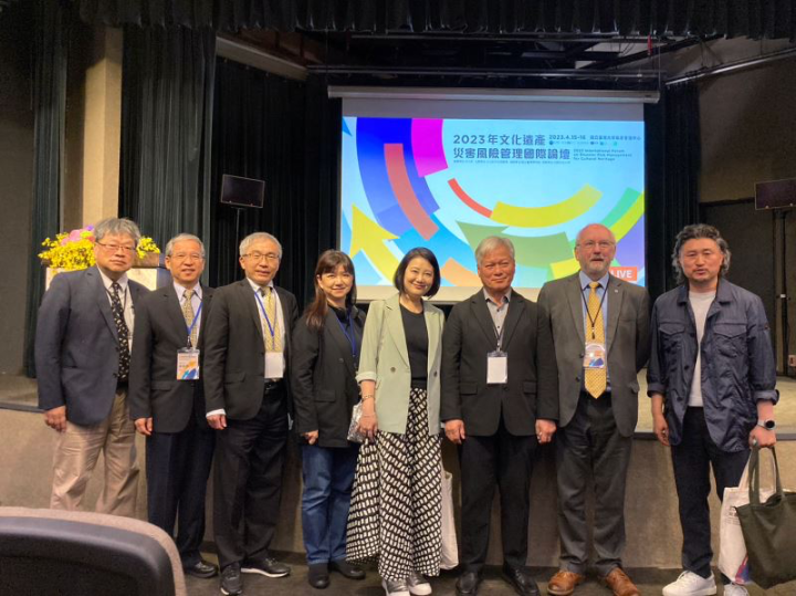 「2023年文化遺產災害風險管理國際論壇」貴賓合影（左起中國科技大學閻亞寧教授、校長唐彥博、文化部文資局長陳濟民、文化部李政務次長靜慧、立法委員吳思瑤，及藍盾國際組織