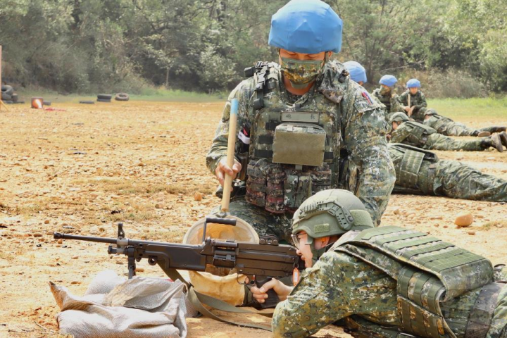 陸軍步兵第104旅步二營14天教育召集訓練實施編制武器實彈射擊課程。（陸軍第十軍團提供）