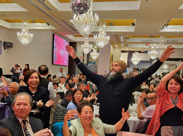 加拿大新民主黨黨魁駔勉誠（Jagmeet Singh，中）21日出席大溫哥華台灣同鄉會年度晚宴，率先起來舞動身軀，帶領現場嗨翻天。