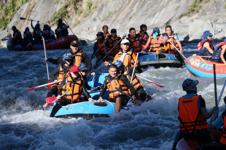 停辦3年的秀姑巒溪泛舟鐵人3項競賽6月11日即將登場，除有鐵人3項、鐵人2項、鐵三角團體賽外，今年還新增「純泛舟競賽組」，民眾可自行組隊參加，一艇8人，人數未達將由大會協助湊艇。（東部海岸國家風景區管理處提供）