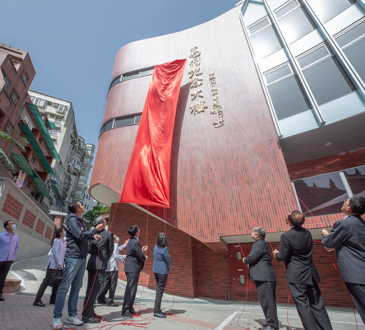 總統與現場貴賓一同進行啟用儀式