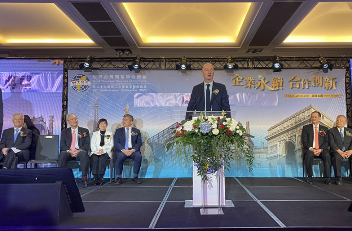法國產業權理部長勒斯鳩出席世界台灣商會聯合總會致詞，代表法國政府歡迎台商蒞臨，重申對台灣現狀的支持與台海穩定的重要性，更熱情歡迎台商進駐投資。