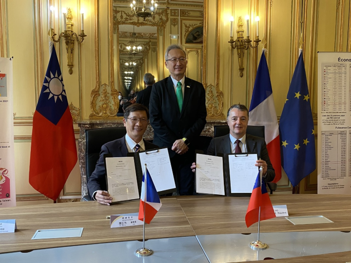 台灣無人機廠商「經緯航太科技」董事長羅正方（左）與法國無人機Cavok-UAS公司執行長帕洛帝（Fabrice PARODI）（右）在台灣駐法大使吳志中（中）見證下簽約，展開台法無人機產業合作。（臉書）