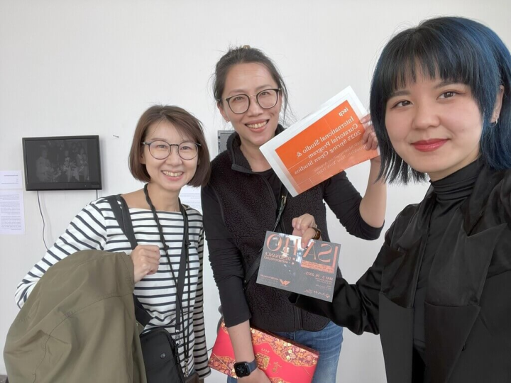 策展人常鴻雁（右）4月在紐約參加開放工作室活動，發表駐村階段性成果，獲藝術家何孟娟（中）、忠泰美術館總監黃姍姍（左）探班。（駐紐約台北文化中心提供）