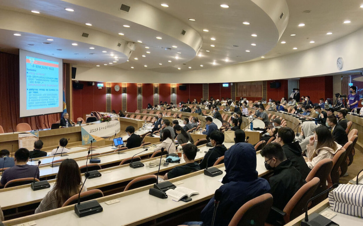 中國文化大學行政管理學系與中央研究院政治學研究所共同主辦2023年第14屆半總統制與民主學術研討會，29日在文大校內舉行，約60多名政治、公法學者齊聚。（文化大學提供）