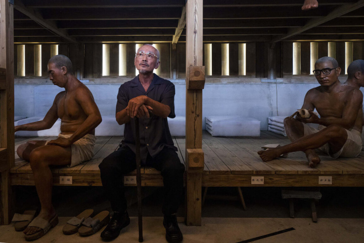 演員林鉅演出導演陳芯宜執導VR電影「無法離開的人」，以綠島人權文化園區蠟像館為啟發點，劇情融合多名白色恐怖政治受難者經歷，透過一封無法送達的遺書，帶領觀眾穿越歷史與時間，5月6日起將回台展出。（希望影視提供）