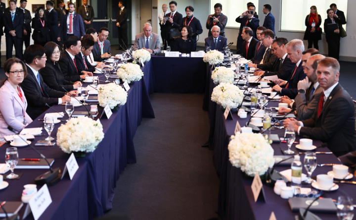 總統蔡英文（左3）與美國聯邦眾議院議長麥卡錫（Kevin McCarthy）（右4）於美西時間5日上午在加州雷根圖書館舉行閉門會晤，雙方政要齊聚入座。
