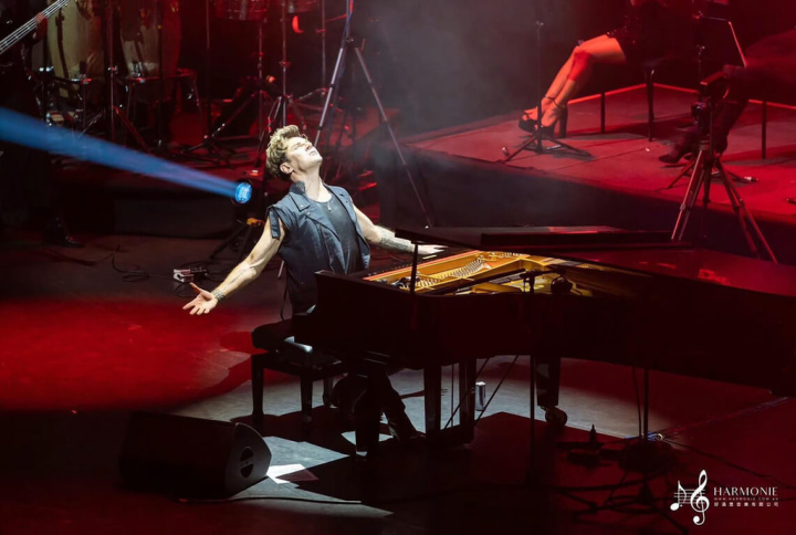 克羅埃西亞鋼琴家邁可森（Maksim Mrvica）16日將抵台準備全台巡迴音樂會，台灣更將是他在亞洲目前第一也是唯一一站特別攜弦樂團共同演出的國家。（好滿意音樂提供）