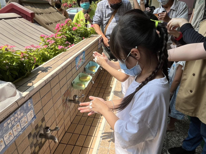 高雄市衛生局10日在幼兒園舉辦「洗手加消毒，趕走腸病毒」宣導活動，教導小朋友如何正確洗手。