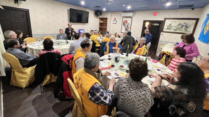 中華民國旅紐澤西榮光聯誼會會員大會暨慶祝新年餐會，會中討論返臺恢復戶籍和健保的新規定。