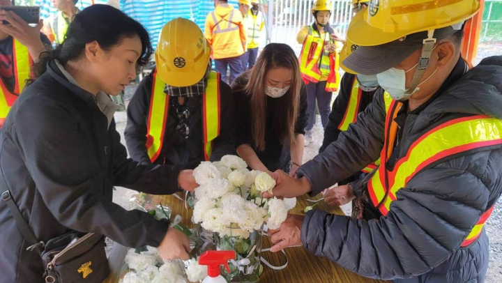 台鐵太魯閣號2021年4月2日在北迴線清水隧道北口撞擊滑落邊坡侵入路線的工程車，造成49人罹難、逾200人輕重傷，罹難者家屬2日上午到事故現場哀悼。（民眾提供）