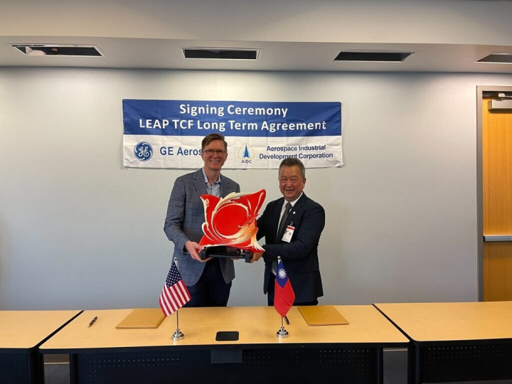 漢翔公司宣布，漢翔董事長胡開宏（右）近期率隊赴美國拜會航太發動機製造廠GE（奇異）公司，並取得GE的LEAP系列發動機核心零組件10年訂單，合約金額逾新台幣350億元，合約效期由2026年至2035年。（漢翔提供）