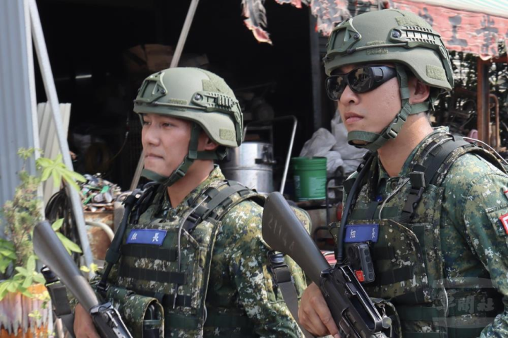 陸軍104旅步2營14天教育召集訓練日前實施五公里行軍暨連戰鬥教練。（陸軍第十軍團提供）