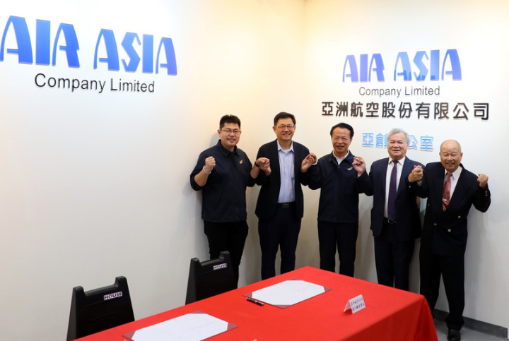 亞洲航空股份有限公司與天空飛行科技公司合作，進駐嘉義縣亞洲無人機AI創新應用研發中心26日揭牌，嘉義縣長翁章梁（中）、亞航公司董事長盧天麟（右2）一起合作發展無人機產業。