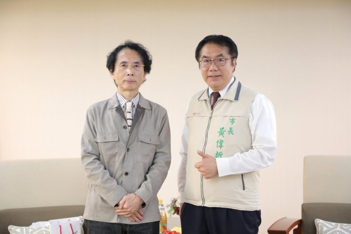 長年研究台灣政治與文化的日籍學者小笠原欣幸（左）14日造訪台南市政府，與台南市長黃偉哲（右）相談甚並合影留念。（台南市政府提供）