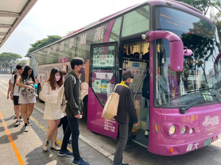 高雄市區399通勤月票27日在MeNGo平台開賣，適用範圍包括捷運、公車、輕軌、渡輪、YouBike前30分鐘無限次使用等。圖為民眾搭乘客運情形。（高雄市政府交通局提供）