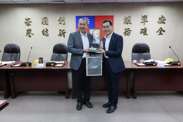 臺鐵局副局長馮輝昇致贈紀念品予鐵研中心執行長郭振銘