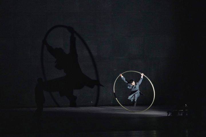 2023台灣國際藝術節（TIFA）4月7日至9日在國家戲劇院推出河床劇團與福爾摩沙馬戲團攜手合作的超現實作品「夢與陰影」，劇作結合馬戲團表演展現高度技藝與能量。圖為6日劇組舉行彩排記者會，演員隨著大環翩翩起舞。