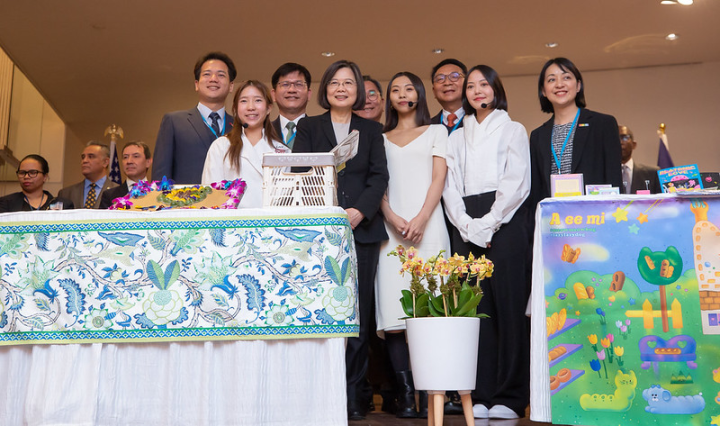 President Tsai meets Taiwan allies' permanent representatives to the UN and Taiwanese chef and illustrators at the TECO in New York.