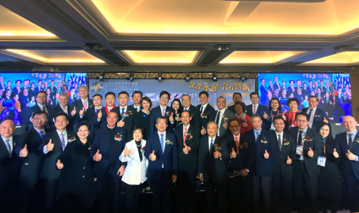 世界台灣商會聯合總會第29屆第2次理監事聯席會議15日於巴黎開幕，僑務委員會委員長徐佳青（前白衣者）、立法院副院長蔡其昌（前排左7）共16位立委，以及法國友人出席，歡迎全球800位與會台商。