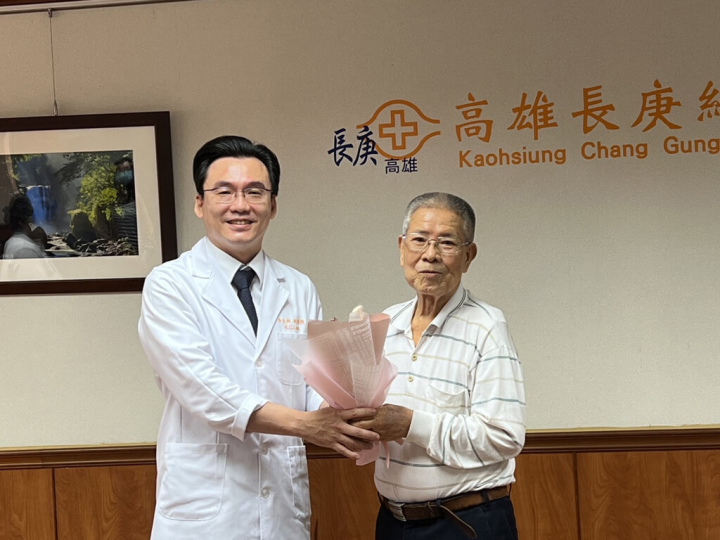 高雄長庚紀念醫院12日舉辦「新型內視鏡射頻燒灼止血術」記者會，病患林先生（右）感謝醫療團隊治療，獻花給大直腸外科副主任李克釗（左）。（高雄長庚紀念醫院提供）