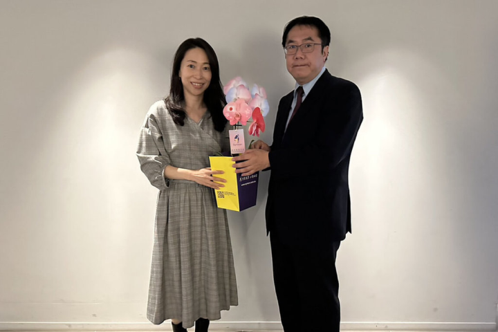 台南市長黃偉哲（右）2日在日本與受邀擔任台南市親善大使的台日混血作家一青妙（左）會面，並贈送象徵台日友好的蘭花。（台南市政府提供）