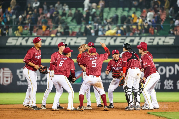 Players of the Rakuten Monkeys gather and celebrate after Saturday's 4-1 season opener triumph over the CTBC Brothers in Taichung. CNA photo April 1, 2023