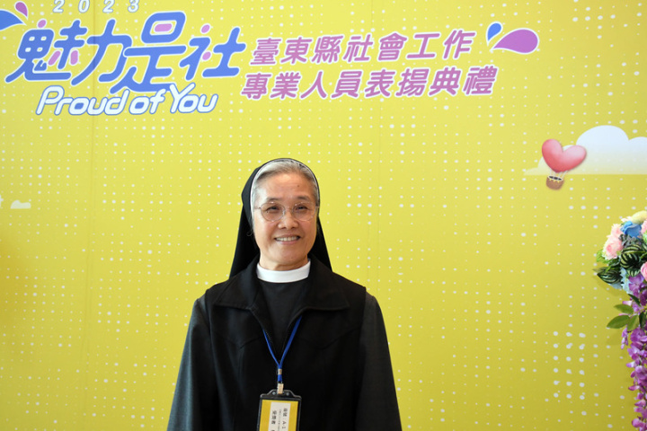 台東縣政府8日舉行2023台東縣社會工作專業人員表揚，天主教救星教養院長林秀花將早療資源帶進台東，獲頒特殊貢獻獎，她也期許更多人支持救星教養院的服務。