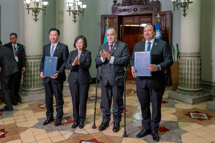 蔡總統與賈麥岱總統進行雙邊會談暨見證兩國外長簽署「臺瓜基本合作協定」