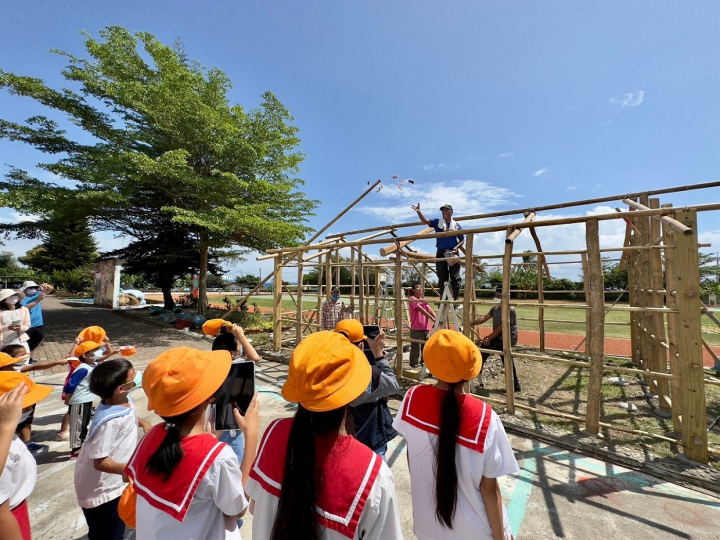 學生實際參與家屋施作，讓學生認識傳統建築物施作之過程