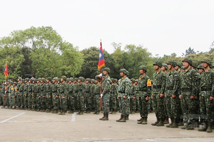 陸軍步兵104旅日前辦理志願士兵112-1梯入伍訓開訓典禮。（陸軍第十軍團提供）