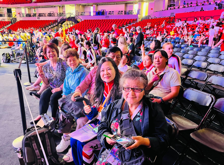 僑務顧問高健智夫婦、僑務促進委員林哲光夫婦、佛羅里達急難救助協會會長梁桂台及本次中華啦啦隊後援會負責人陳文迪等多位僑胞於現場為選手們加油打氣