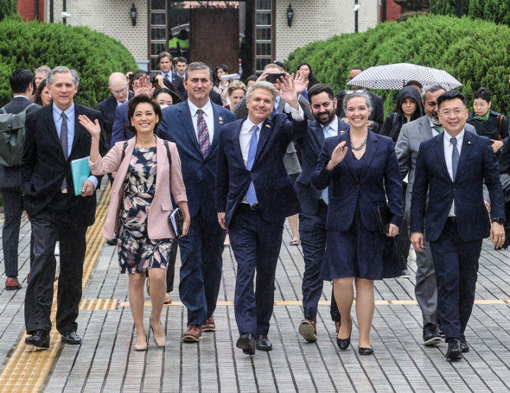美國聯邦眾議院外委會主席麥考爾（前右3）7日率跨黨派議員團拜會立法院，並進入議場觀看院會進行。