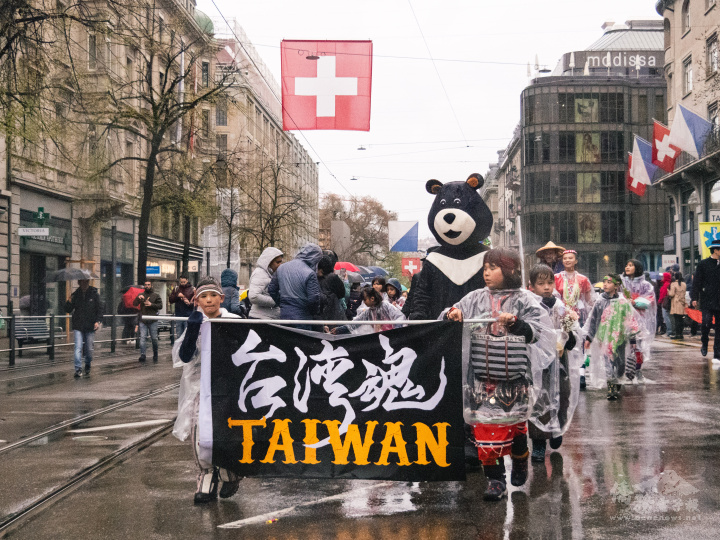 臺灣隊，小而堅強的隊伍，風雨之中精神抖擻。照片提供：小旺萊文化協會