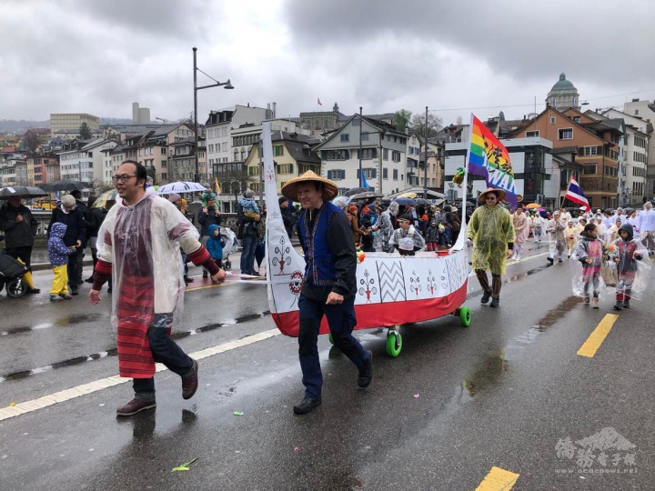 三位拉船的爸爸，展現風雨同舟生信心