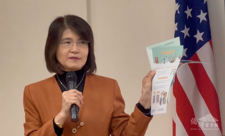 黃薳玉說明教育部現有幾項支持中文教師的計畫