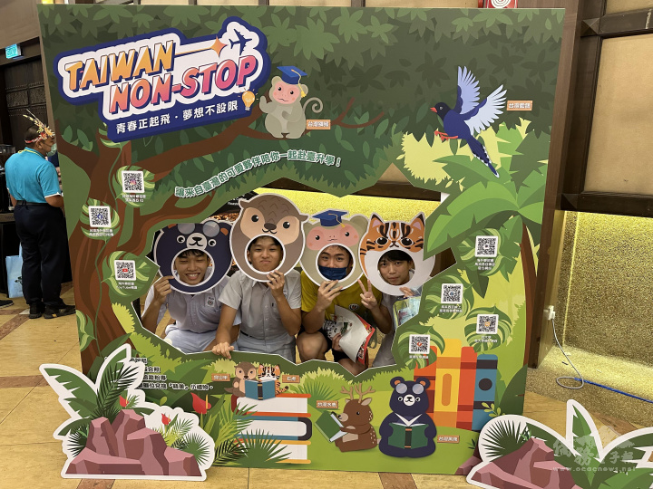 展場內有拍照區讓學生合影留念