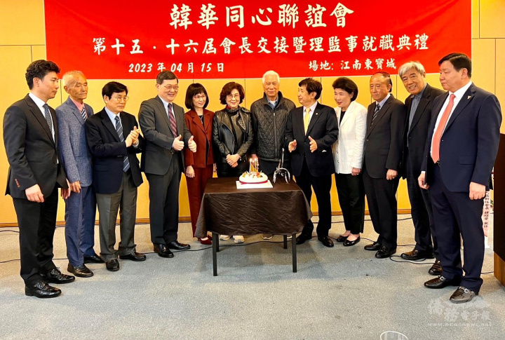 梁光中伉儷與出席嘉賓及會員齊唱生日快樂歌