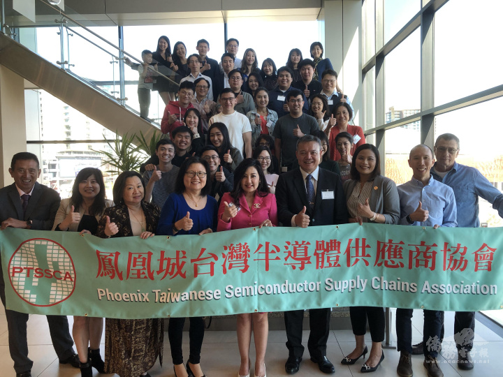 鳳凰城臺灣半導體供應商協會成立，與會鄉親歡欣合影