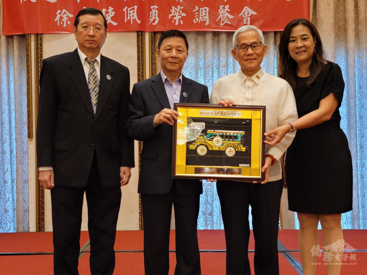 僑務委員吳國禎（左2）、陳柏材（左1）、黃雅惠（右1）贈送紀念品予徐佩勇（右2）