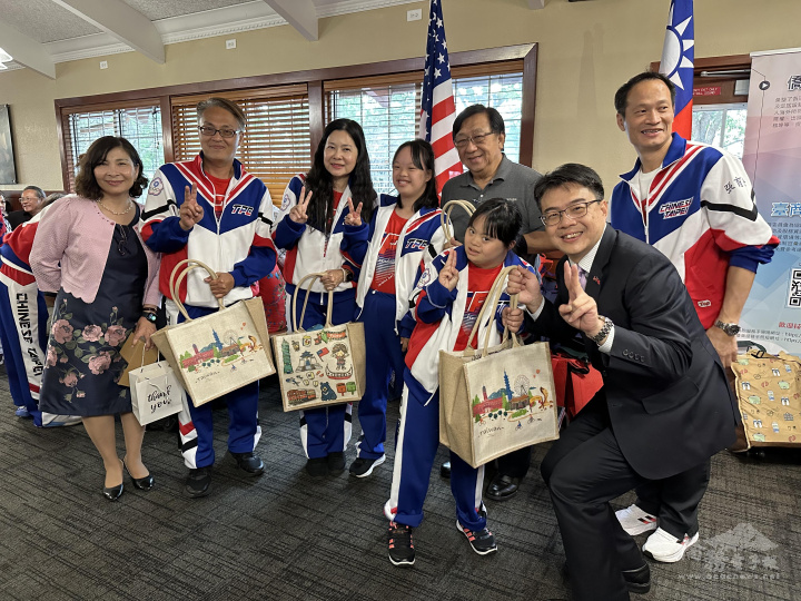 處長周啟宇（右一）、僑務秘書劉敏如（左一）、第一銀行經理高健智（後排右二）恭喜特奧組奪得銀牌殊榮，國立苗栗特殊教育學校校長周敦懿(左三)及學務處主任吳宣鋒(左二)代表致贈紀念品