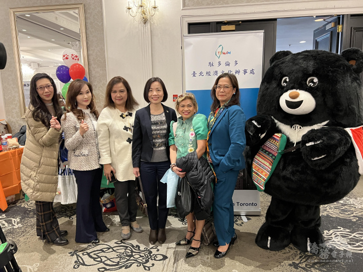 辦事處吉祥物臺灣黑熊「黑皮」展現無以倫比魅力，陳錦玲(右三)和社區人士與之合照