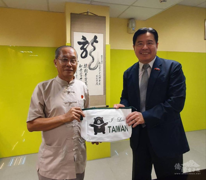 組長張皓鈞(右)代表僑委會致贈防疫關懷包由主任黃有義(左)代表接受