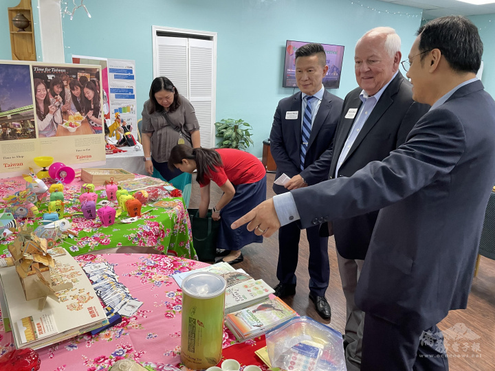 現場擺設臺灣攤位向政要介紹臺灣