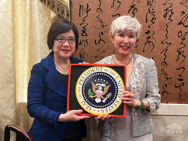 董繼玲(左)頒發獎座給舊金山中華企業協會林美蓮(右)