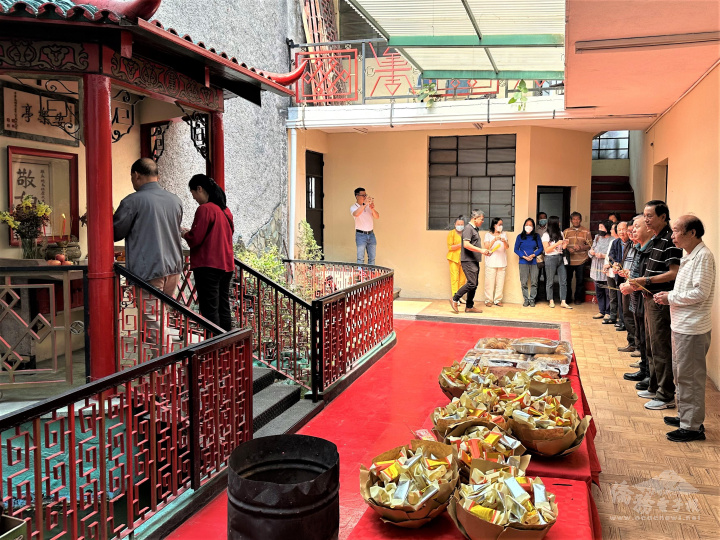 僑胞依序上香致敬