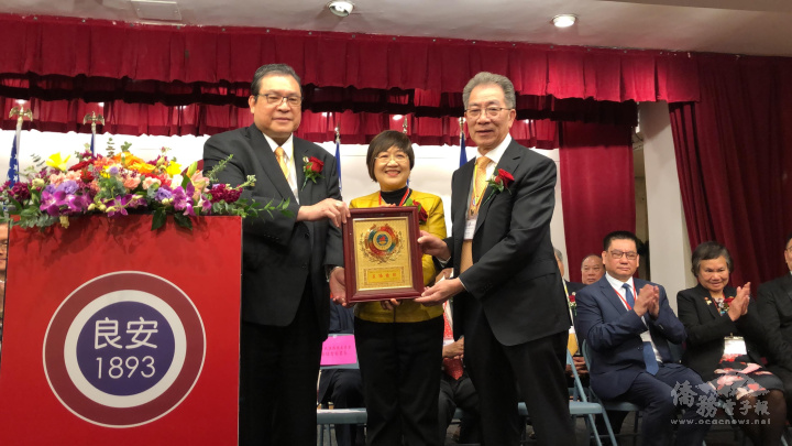 徐佳青(中)致贈美國安良工商會「益僑睦邦」紀念牌一座，由該會總理鄧遐勳(右)、陳仕維(左)代表接受