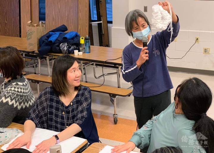 劉麗英解釋浸泡、揉捏、氧化等染布流程