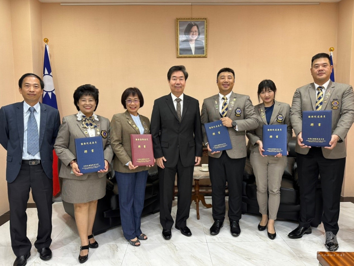 莊碩漢頒贈僑務榮譽職聘書